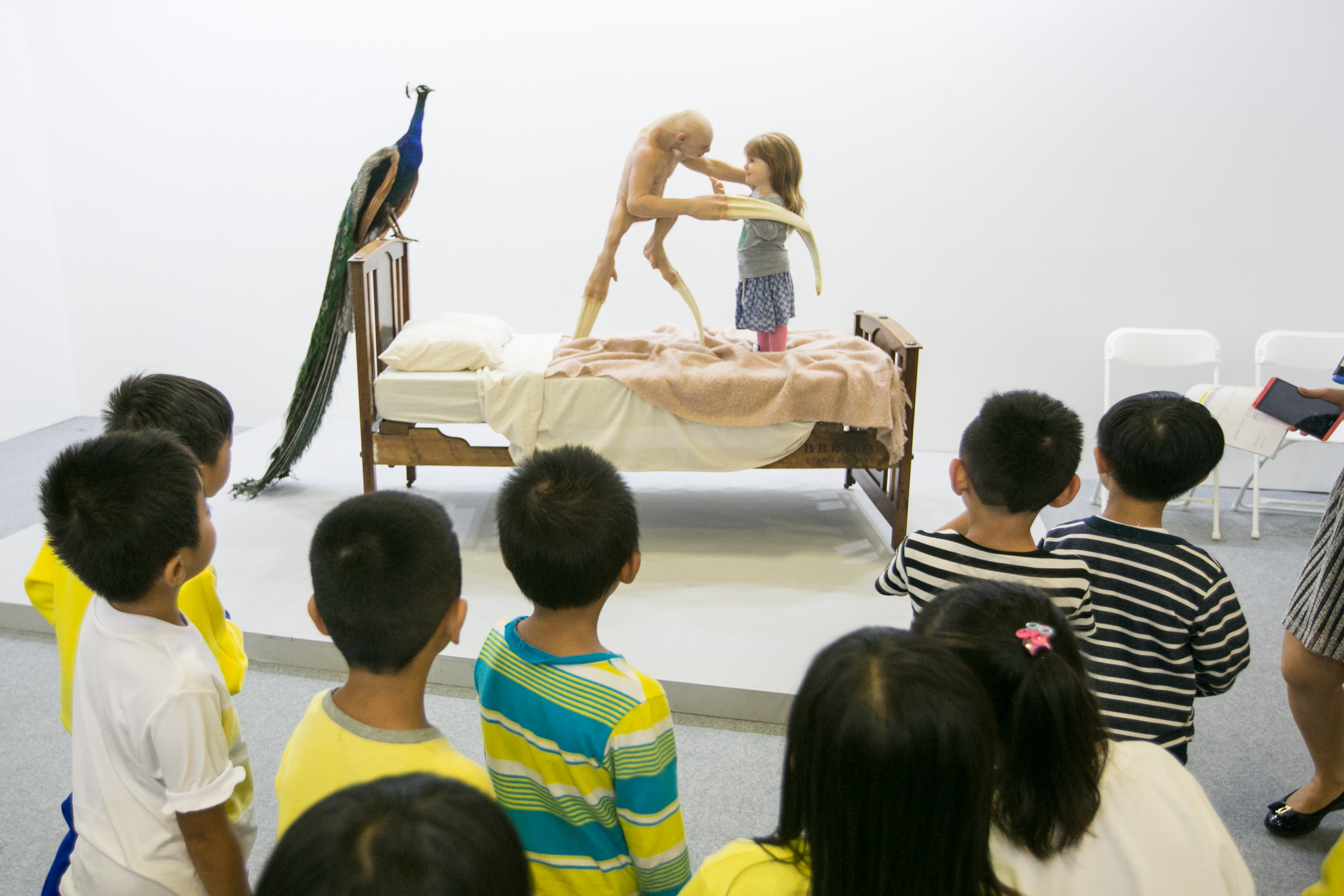 ART TAIPEI sows new shoots of art education. The photo shows that visiting students focused on an artwork on the first Art Education Day in 2016.