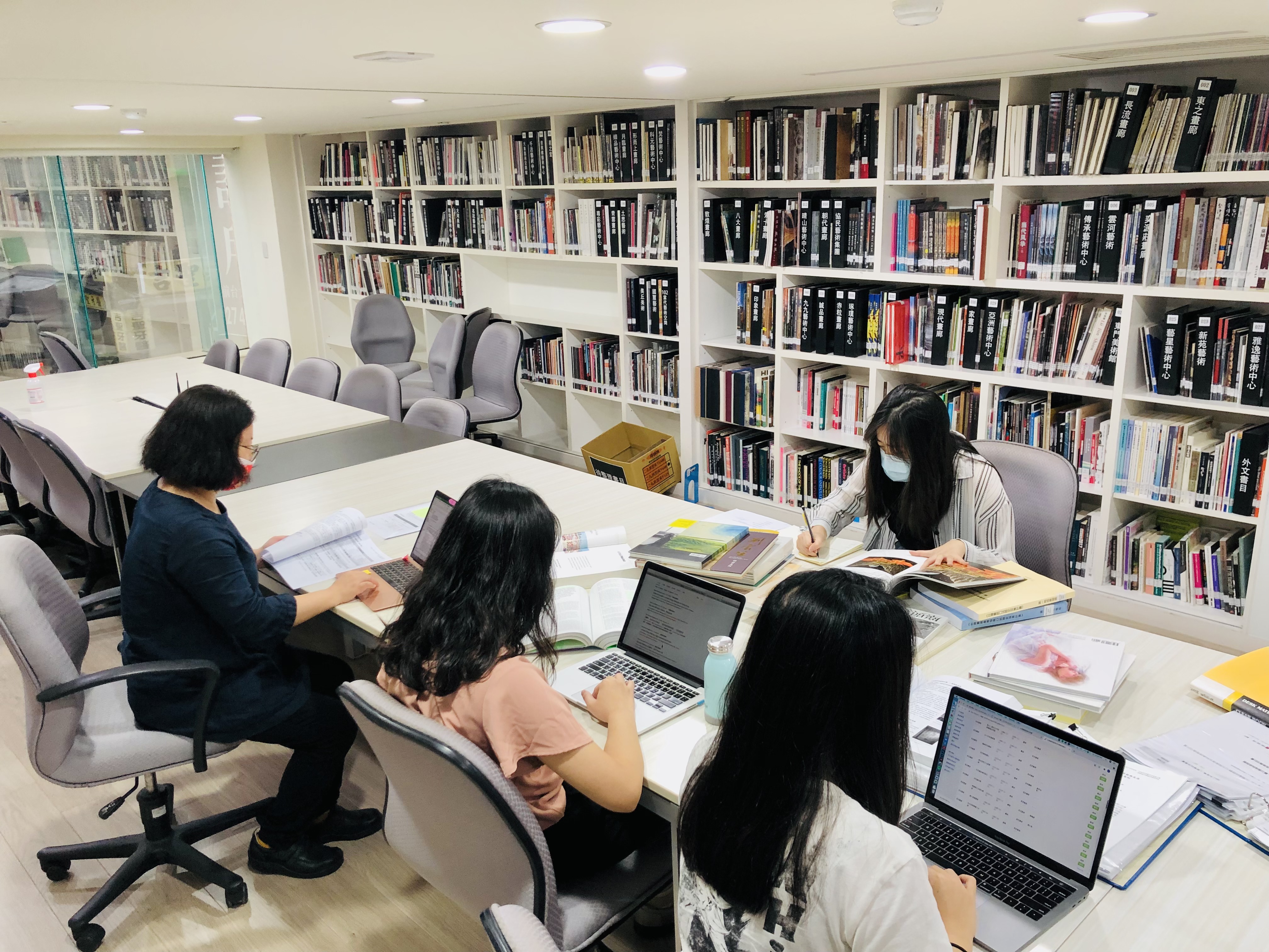 台灣畫廊產業史料庫 – 實體典藏書牆