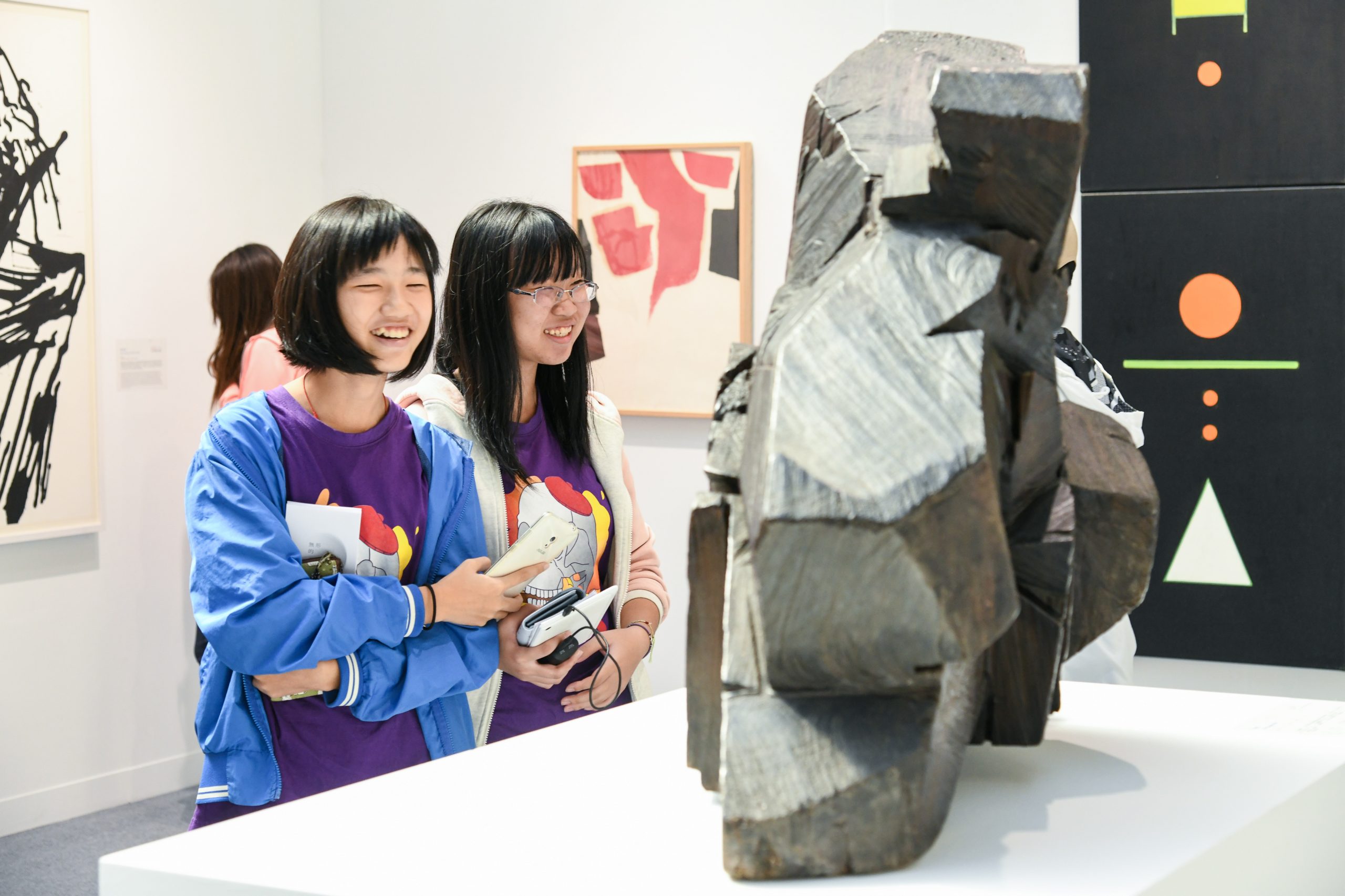 2018年藝術教育日，參與的學生現場欣賞台灣藝術家朱銘的作品