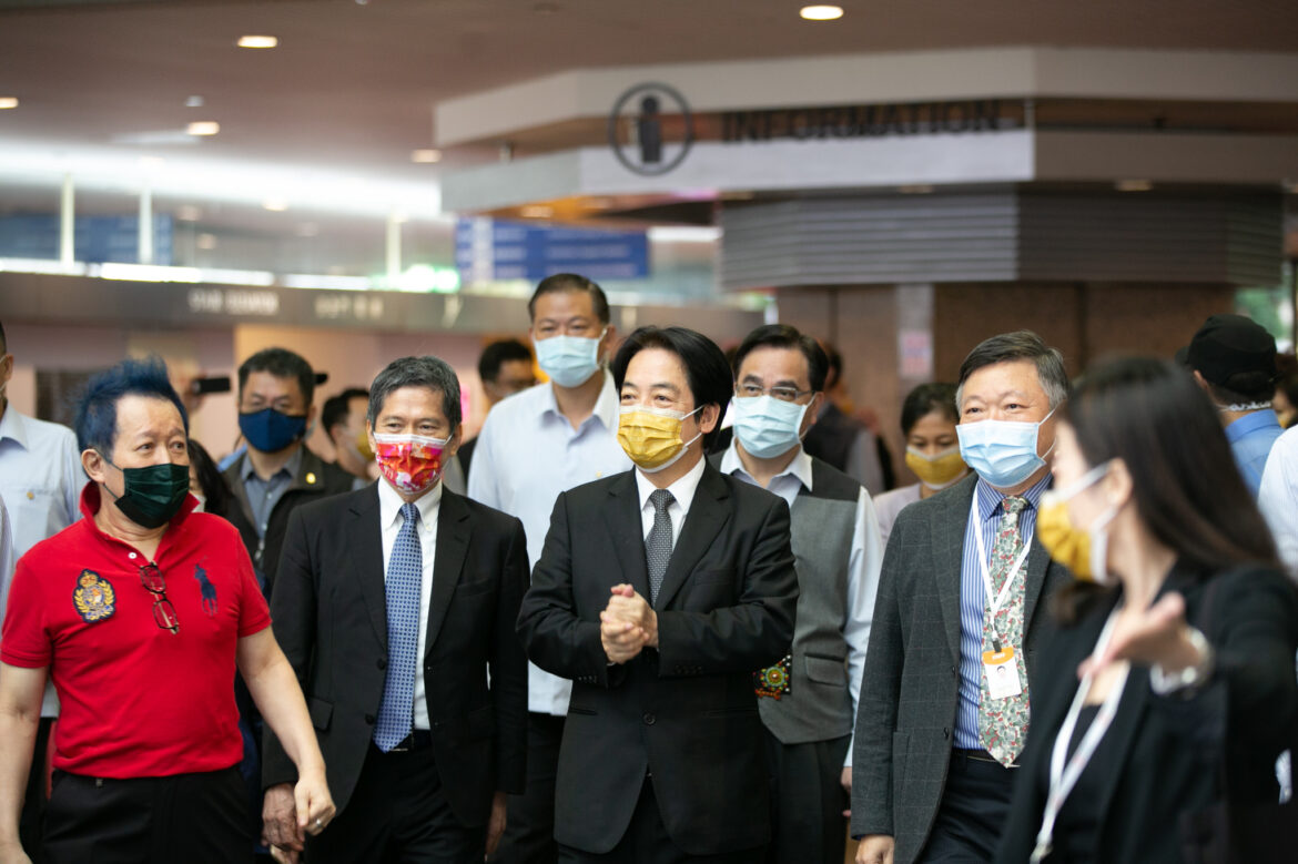 中華民國賴清德副總統與文化部李永得部長於SVIP參觀展會