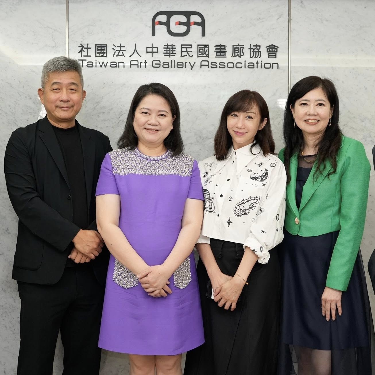 左起-時藝多媒體林宜標董事總經理、畫廊協會陳菁螢理事長、臺北市議會許淑華議員、畫廊協會游文玫秘書長
