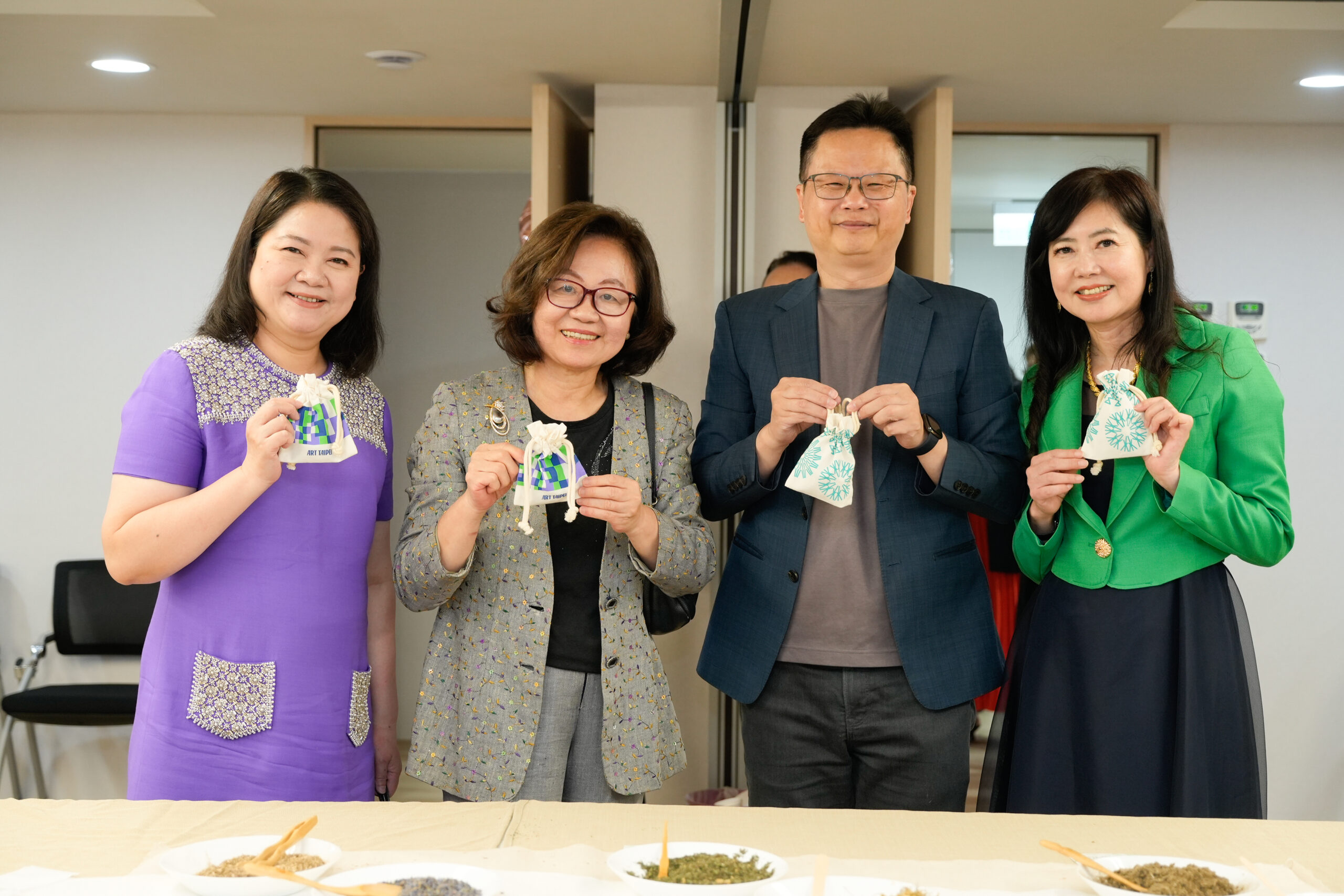 左起-畫廊協會陳菁螢理事長、白鷺鷥文教基金會陳郁秀董事長、時藝多媒體董事長黃文德、畫廊協會游文玫秘書長