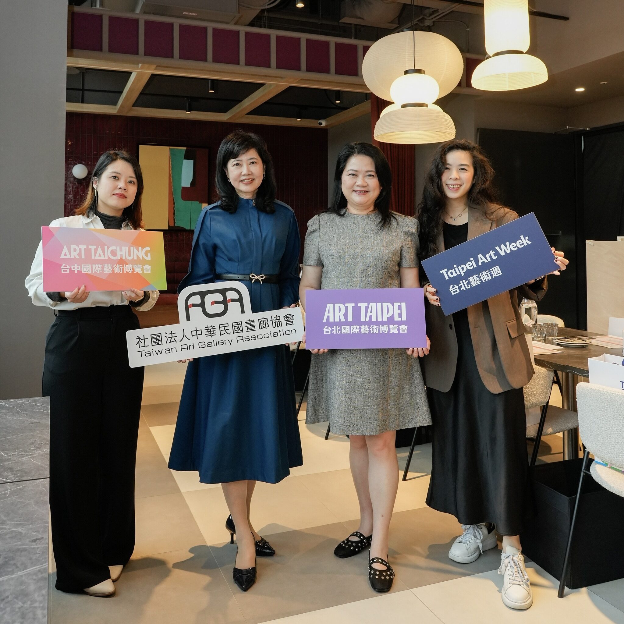 右起畫廊協會（台北國際藝術博覽會）藝術總監姚妤萱、畫廊協會理事長陳菁螢、畫廊協會秘書長游文玫、畫廊協會新創行銷總監陳怡文