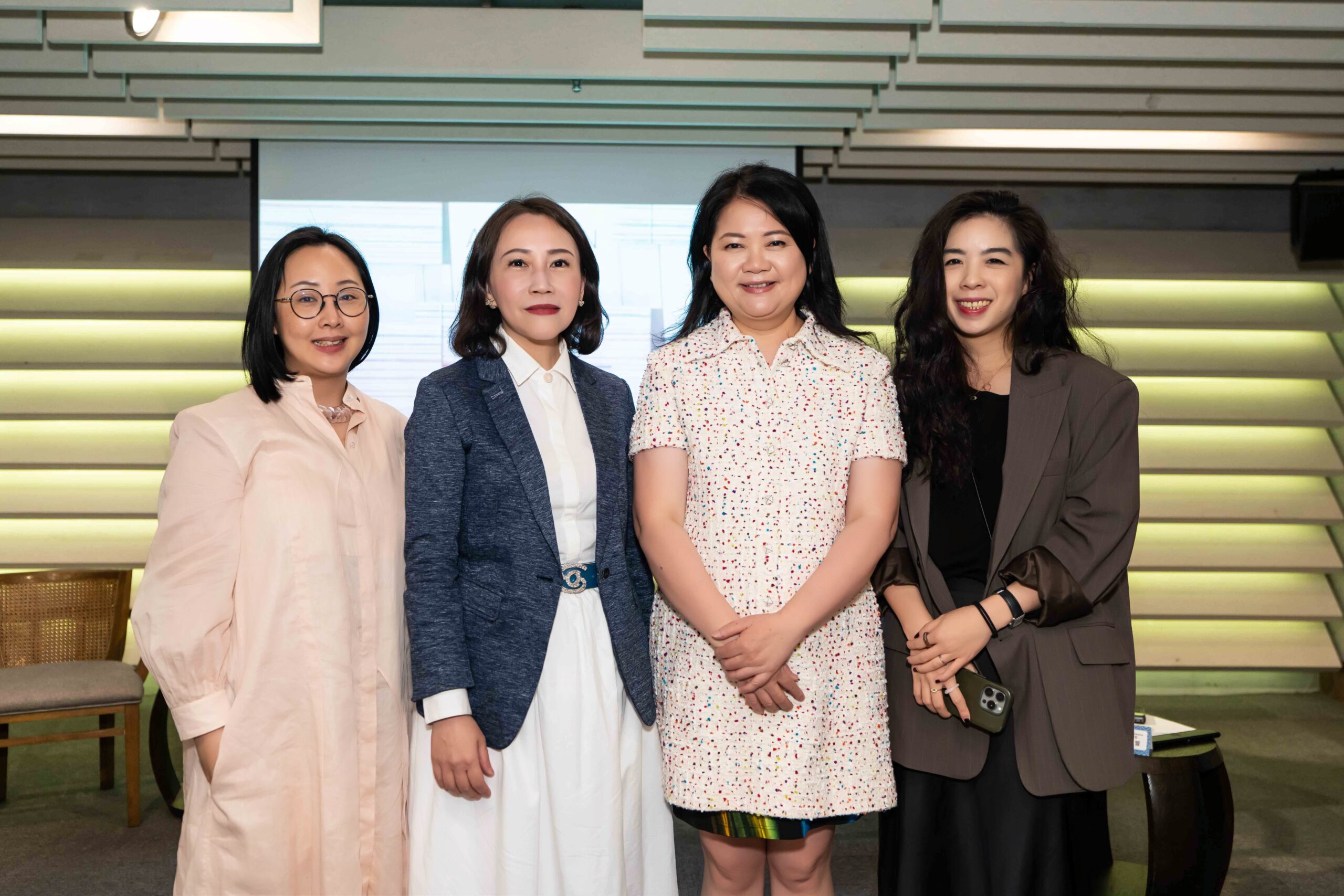 第 14 屆台南藝術博覽會藝術講座【超越市場：當藝術走進生活 ，價值如何被理解？】左至右：樸湘 PU SHIANG創辦人 Sophie Wang、HSkin 藝術沙龍執行總監呂佳真（Michellele Lu）、社團法人中華民國畫廊協會理事長陳菁螢、畫廊協會（台北國際藝術博覽會）藝術總監姚妤萱