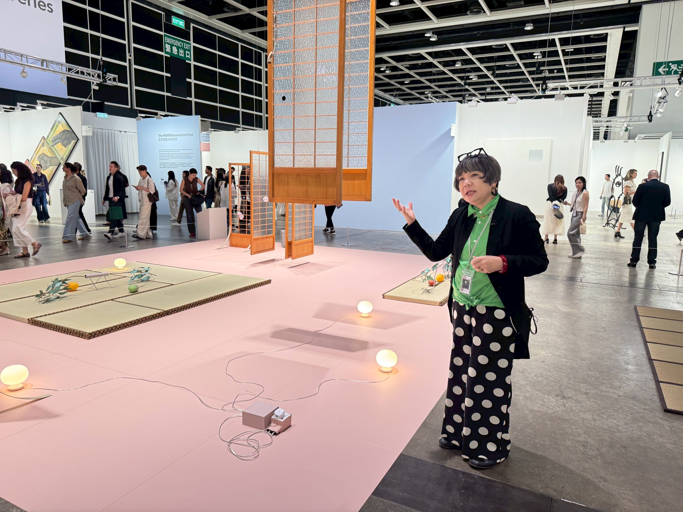 Encounter 主策展人 森美術館館長 Mama Karaoke 展內解說台灣藝術家黃麗音( Steph Huang）展出作品