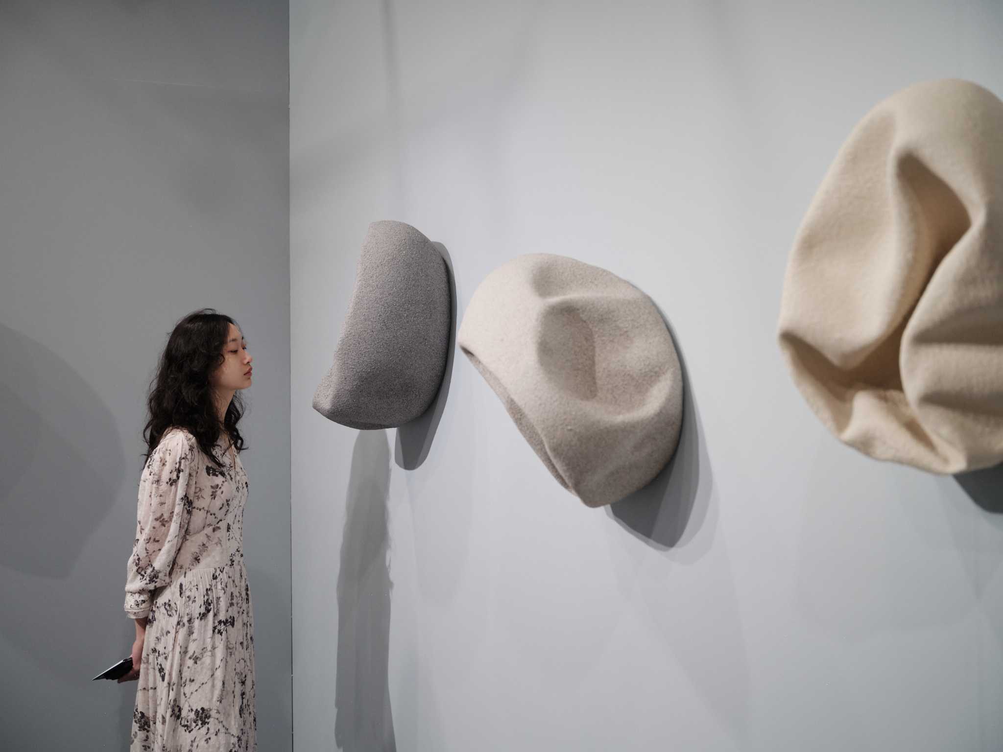 ART TAIPEI 2025台北國際藝術博覽會「MIT新人推薦特區」M05洪聖雄展位，民眾觀展