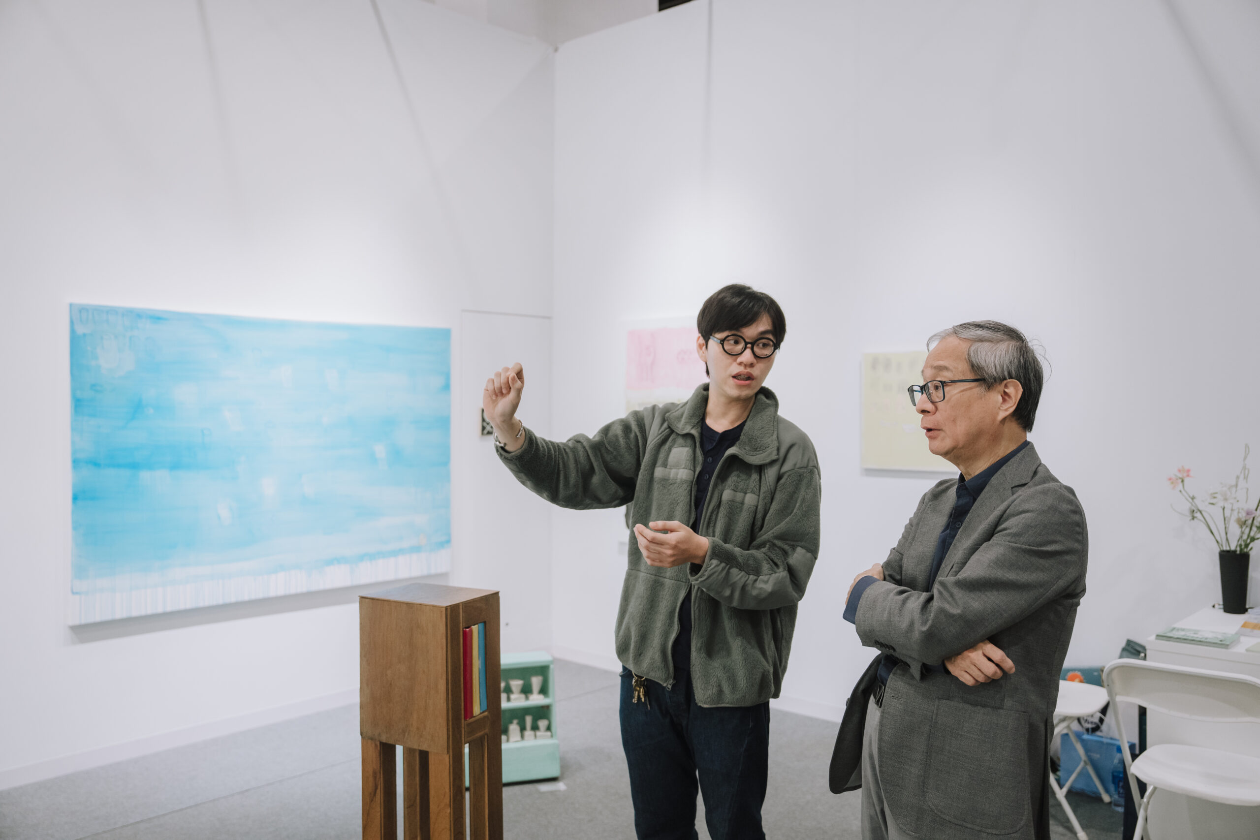 ART TAIPEI 2025台北國際藝術博覽會「MIT新人推薦特區」M03郭秉恩展位，藝術家郭秉恩與文化部長李遠介紹作品