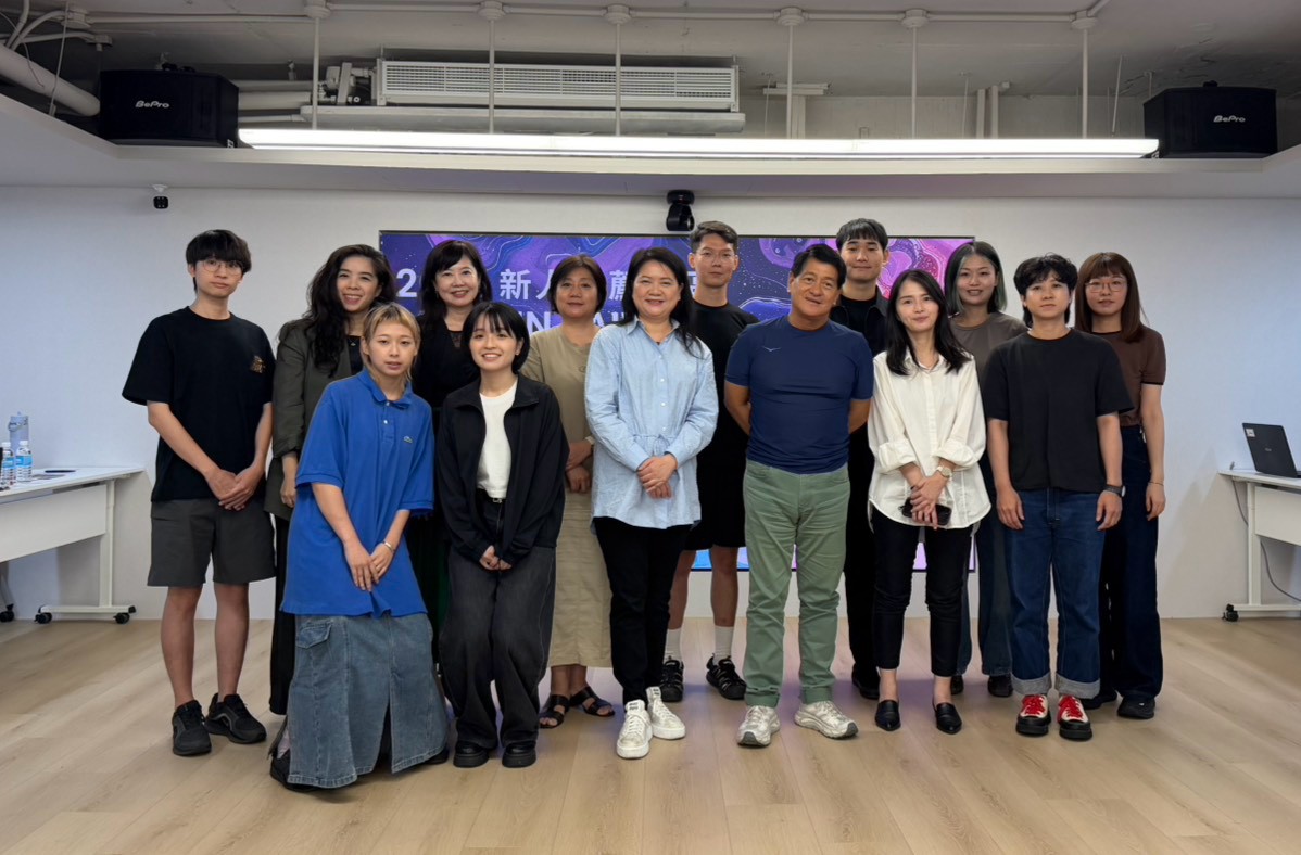 2026 MIT新人推薦特區 畫廊媒合說明會前排左到右: 藝術家李芳妤、藝術家徐均育、畫廊協會理事長陳菁螢、2026年MIT召集人鄭乃銘、藝術家林雅玲、藝術家羅文欣 後排左到右: 藝術家高安柏、ART TAIPEI 藝術總監姚妤萱、畫廊協會秘書長游文玫、畫廊協會副理事長張凱廸、藝術家顏政豪、藝術家何宇森、藝術家傅聖雅、藝術家張庭溦