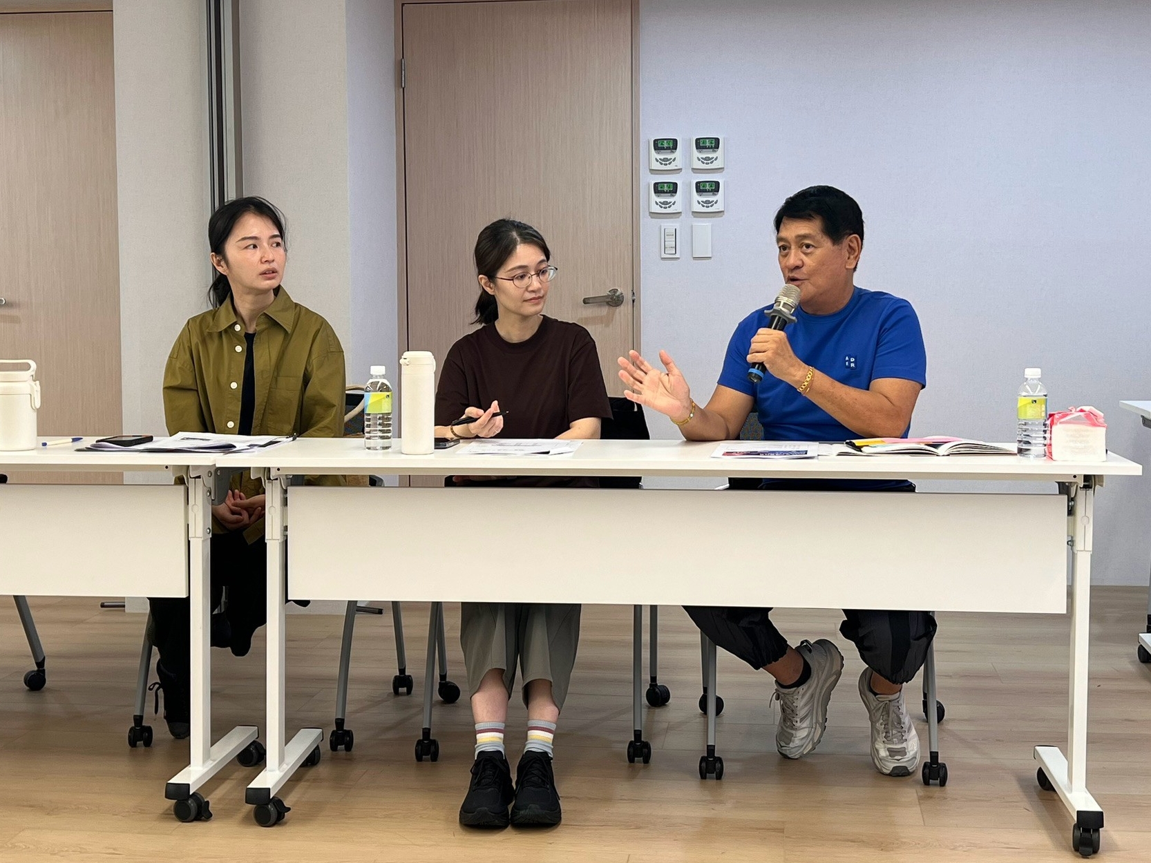 2026 MIT新人推薦特區 畫廊媒合說明會,右一為召集人鄭乃銘,右二為文化部 藝術發展司周倩鳳科長、右三為文化部 藝術發展司林雅玲